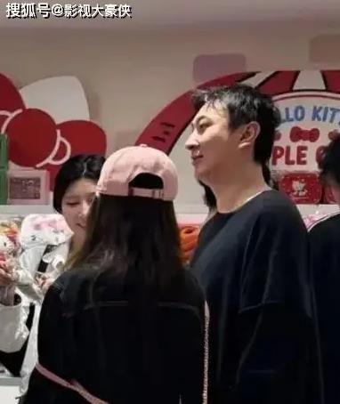 王思聪现身韩国！带懒懒买Hello Kitty，人又胖了，笑得一脸宠溺