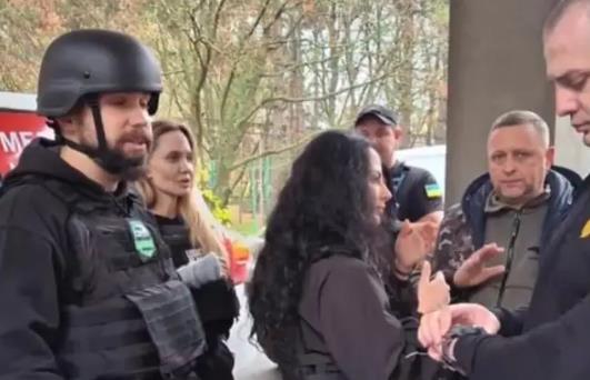 俄发射13枚“全球禁止”导弹，乌克兰全境断电！竟叫嚣征服中国？