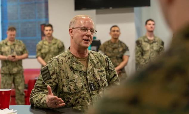 美国海军“一把手”访问日本，放话必须密切追踪四川舰，该舰战力强大！施压日增防卫费 