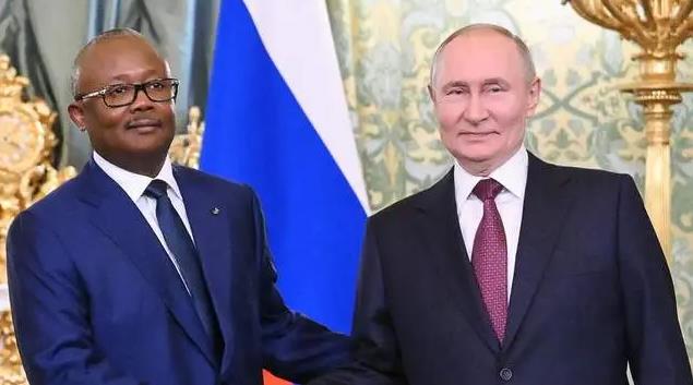 西非又来政变，军队抓了总统，中国使馆示警，俄罗斯失了一局？