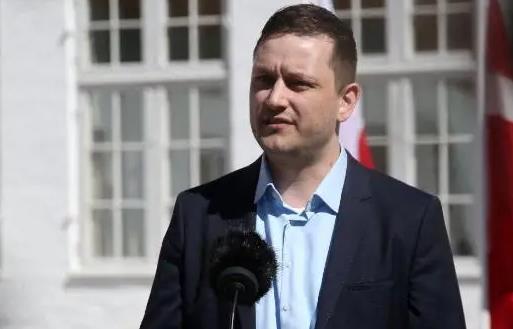 突然反水！力挺日本。公开叫板中国。还扬言说永不合作