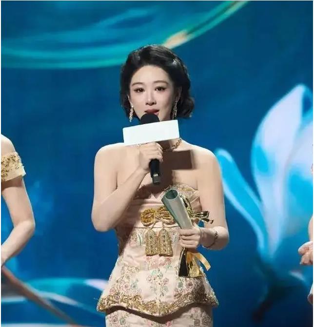 杨紫爆冷拿下白玉兰视后，深陷黑幕争议，白玉兰公正性遭到质疑